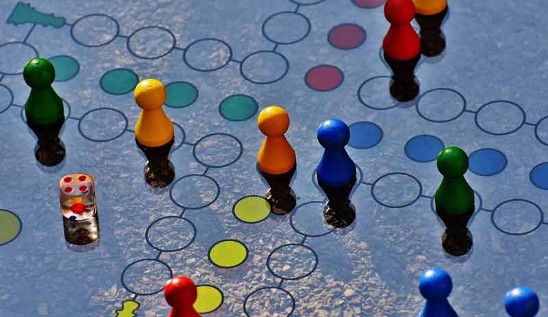 Weihnachten 2020 – Tipps für schöne Feiertage trotz Lockdown & Co. 3 Spielfiguren auf einem Mensch-Ärgere-Dich-Nicht Spielbrett.
(c) Pixabay.com