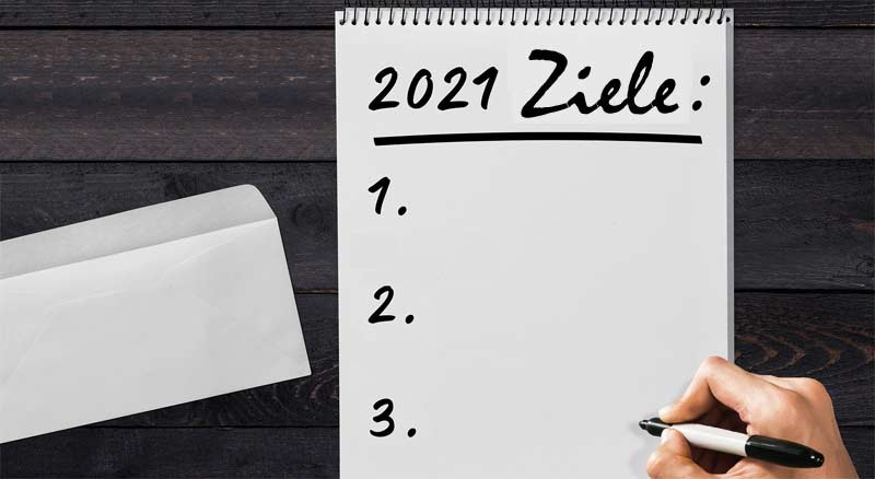 Eine Hand mit einem Kugelschreiber auf einem Block mit der Überschrift "2021 Ziele".
(c) Pixabay.com