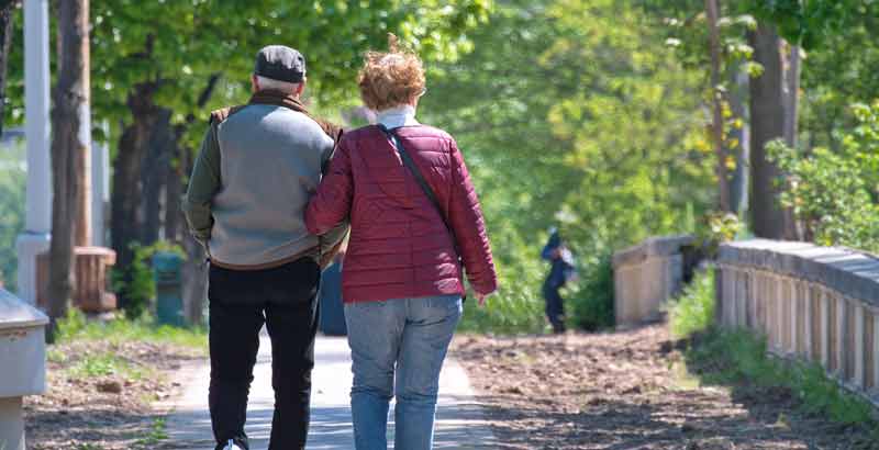 Ein älteres Paar beim Spazierengehen, Stichwort Altern.
(c) Pixabay.com