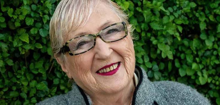 Globales Stimmungsbild: Wie die Gesellschaft mit dem Altern umgeht Das Gesicht einer lächelnden alten Frau mit Brille. (c) Pixabay.com