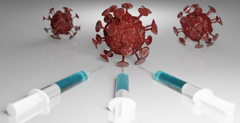 Drei Spritzen vor drei Modellen eines Corona-Virus, Stichwort Impfung.
(c) Pixabay.com