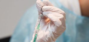 Impfung senkt das Risiko, an Covid-19 zu erkranken um rund 95 % Die Hände eines Arztes, der einen Impfstoff mit einer Spitze aufzieht. (c) Pixabay.com