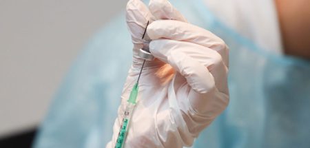 Die Hände eines Arztes, der einen Impfstoff mit einer Spitze aufzieht. (c) Pixabay.com