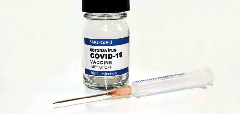 Eine Ampulle mit Covid-19-Impfstoff, daneben eine Spritze. (c) Pixabay.com