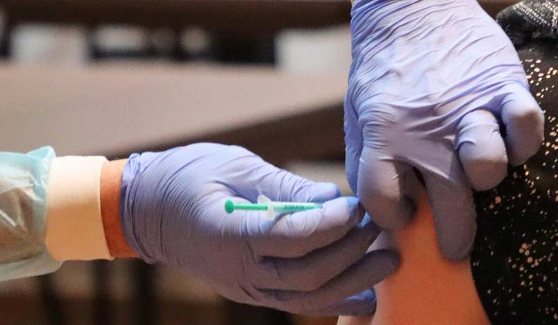 Covid-Impfstoffe & Herausforderungen: erhofft, gefürchtet, verfügbar 2 Ein Arzt mit blauen Schutzhandschuhen, der einer Person eine Impfung verabreicht, Stichwort Covid-Impfstoffe.
(c) Pixabay.com