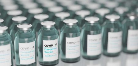 Covid-Impfstoffe aufgereiht. (c) Pixabay.com