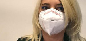FFP2-Masken: Was sie alles über diese Schutzmasken wissen sollten Der Kopf einer Frau mit einer FFP-Maske. (c) Pixabay.com