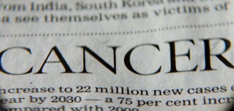 Das Wort Cancer in einer Headline in einer Zeitung. (c) Pixabay.com