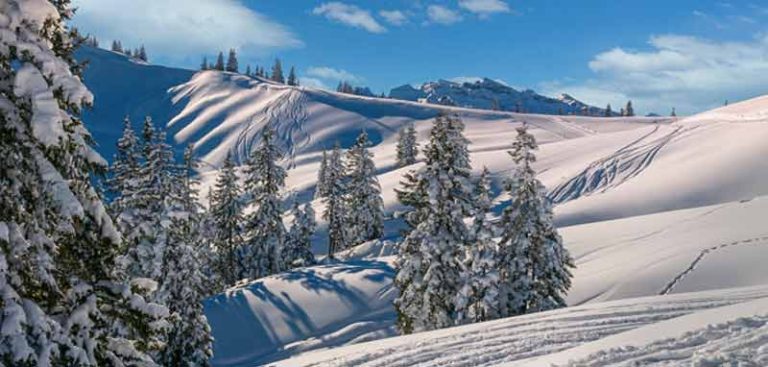 Verschneite Winterlandschaft in den Alpen. (c) Pixabay.com