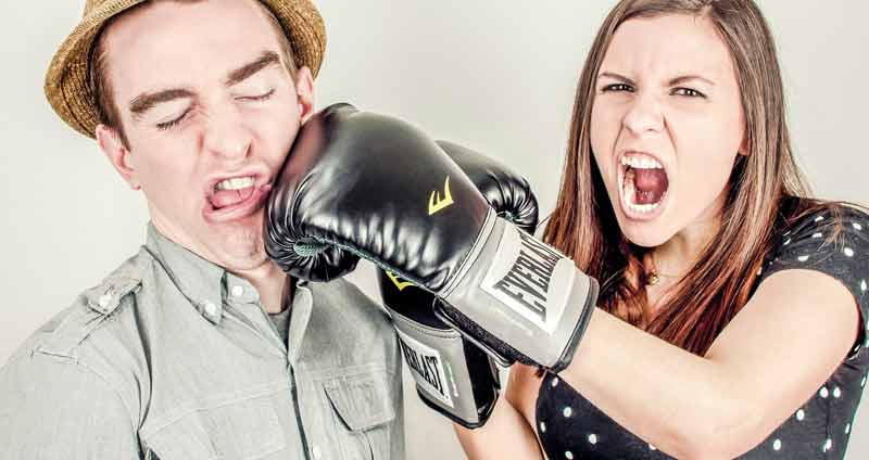 Eine Frau, die einem Mann mit Boxhandschuhen auf die Wange schlägt, Stichwort Zusammenleben.
(c) Pixabay.com