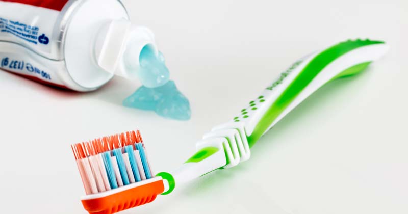 Eine offene Tube Zahnpasta und eine Zahnbürste.
(c) Pixabay.com