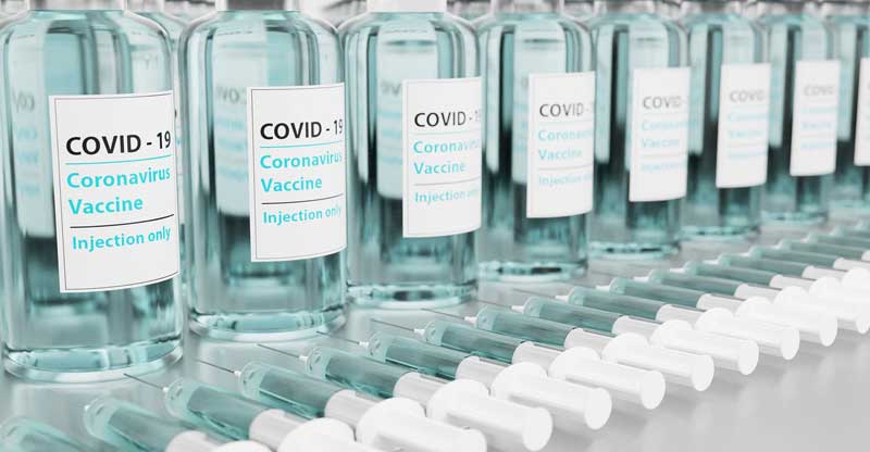 Covid-19-Impfstoff und davor Spritzen.
(c) Pixabay.com