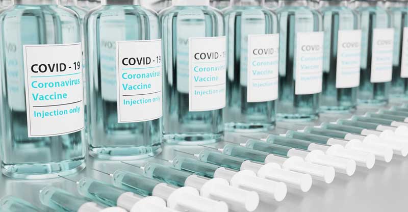 Allergien und Asthma kein Hinderungsgrund für Covid-19-Impfung 2 Covid-19-Impfstoff und davor Spritzen.
(c) Pixabay.com