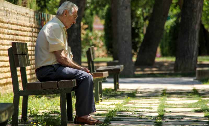 Ein älterer Mann alleine auf einer Parkbank, Stichwort Altern im Lockdown.
(c) Pixabay.com
