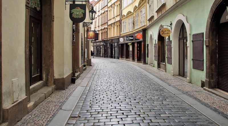 Eine leere Straße in einer Stadt während des Lockdowns.
(c) Pixabay.com