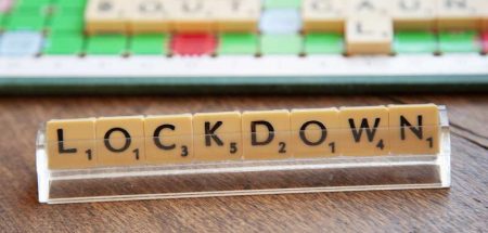 "Lockdown" mit Scrabble Steinen geschrieben. (c) Pixabay.com