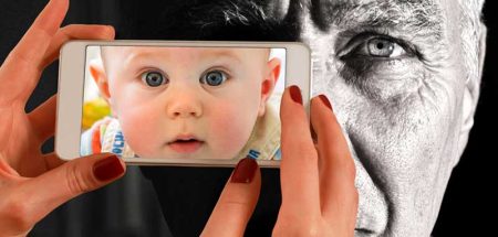 Im Hintergrund das Gesicht eines alten Mannes, davor der Screen eines Smartphones, auf dem ein Baby-Kopf zu sehen ist. (c) Pixabay.com