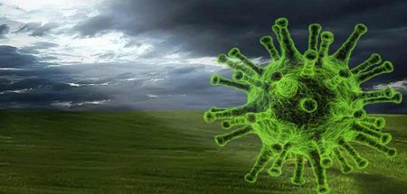 Ein Corona-Virus vor einer weiten Landschaft mit dunklen Gewitterwolken. (c) Pixabay.com