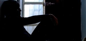 Alarmierend: die psychische Gesundheit verschlechtert sich weiter Eine Person im Dunkeln an einem Fenster. (c) Pixabay.com