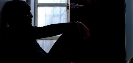 Alarmierend: die psychische Gesundheit verschlechtert sich weiter Eine Person im Dunkeln an einem Fenster. (c) Pixabay.com