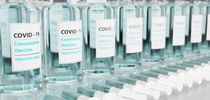 Covid-19-Impfstoffe, davor liegen Spritzen. (c) Pixabay.com