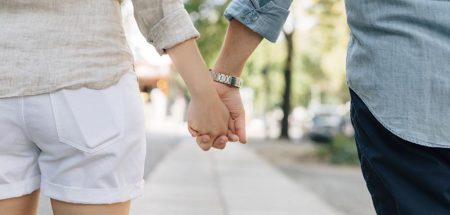 Die Hände eines Mannes und einer Frau, die Händchen haltend auf einem Gehweg gehen. (c) Pixabay.com