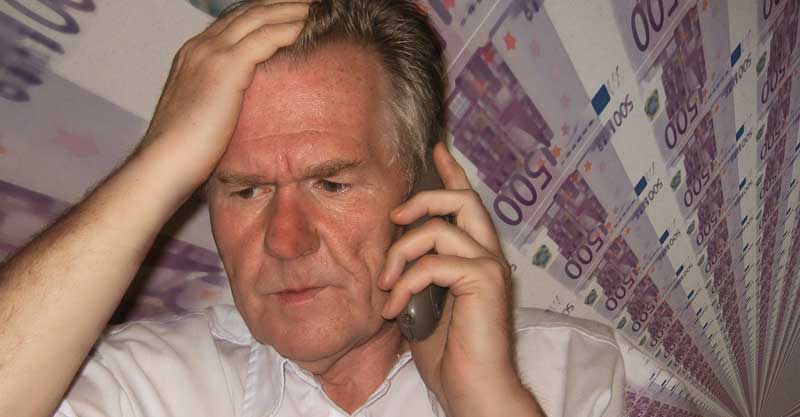 Ein ältere Mann mit Handy am Ohr greift sich mit der anderen Hand auf die Stirn, dahinter 500 Euro Scheine.
(c) Pixabay.com