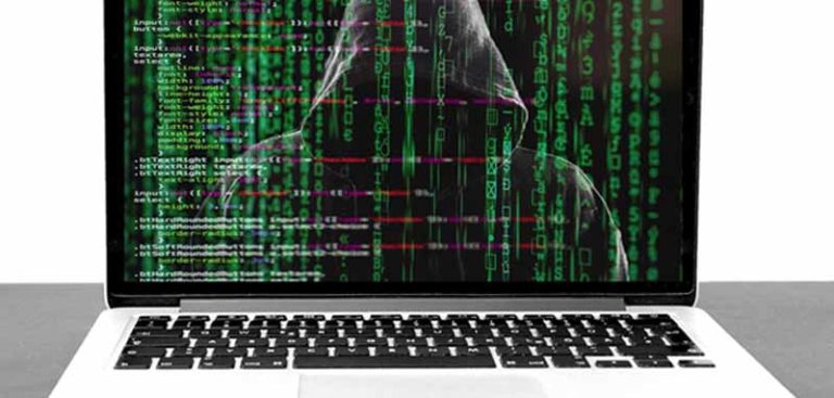 Der Bildschirm eines Laptops mit einem stilisierten Hacker mit schwarzer Kapuze hinter binären Zahlencodes. (c) Pixabay.com