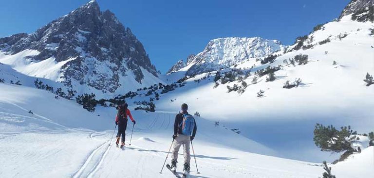 Zwei Skitourengeher in den Alpen. (c) Pixabay.com