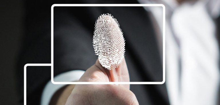 Der Daumen eines Mannes mit Fingerabdruck. (c) Pixabay.com