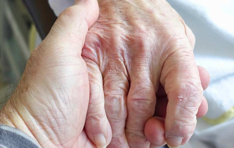 Die Hand einer alten Person wird von einer jüngeren gehalten.
(c) Pixabay.com