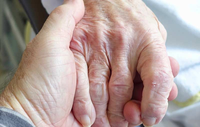 Pflegende Angehörige: zufrieden, wenn die Betätigungsbalance passt 1 Die Hand einer alten Person wird von einer jüngeren gehalten.
(c) Pixabay.com
