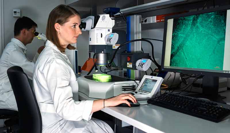 Eine Ärztin in einem Labor vor einem Bildschirm mit einer Nahaufnahme eines Elektronenmikroskop, Stichwort Brustkrebs-Diagnose.
(c) MedUni Wien
