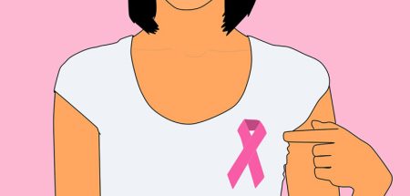 Grafik: Oberkörper einer Frau mit einem "Brustkrebs-Ribbon". (c) Pixabay.com