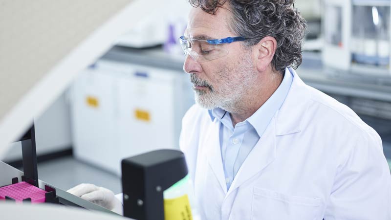 EMA bestätigt: Covid-19 Impfstoff von AstraZeneca sicher & wirksam 2 Ein Forscher in einem Labor bei seiner Arbeit.
(c) AstraZeneca.com.