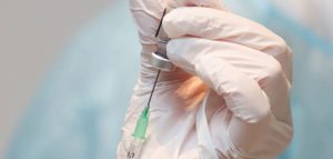 EMA bestätigt: Covid-19 Impfstoff von AstraZeneca sicher & wirksam Die Hände eines Arztes mit Schutzhandschuhen, der einen Impfstoff mit einer Spritze aufzieht. (c) Pixabay.com