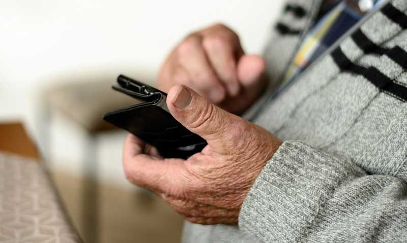 Ältere "mitnehmen" – digital dabei sein ist keine Frage des Alters 1 Die Hände eines alten Mannes, der ein Smartphone hält, Stichwort digital dabei sein.
(c) Pixabay.com