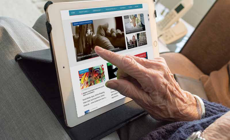 Collage: die Hand einer alten Frau, die auf einem Tablet auf Generation55plus.net surft.
(c) Pixabay.com