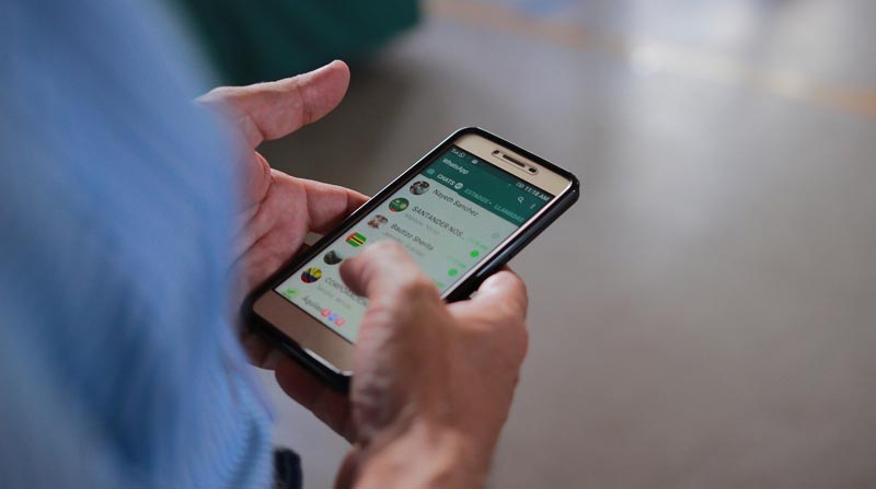Gemeinsam gegen die Einsamkeit: Online-Angebote für SeniorInnen 1 Die Hände eines Mannes beim Verwenden von WhatsApp auf seinem Smartphone, Stichwort Einsamkeit.
(c) Pixabay.com