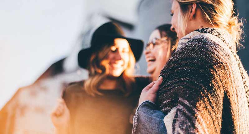 Gemeinsam gegen die Einsamkeit: Online-Angebote für SeniorInnen 2 Drei Freundinnen, die sich wiedersehen und gemeinsam lachen.
(c) Pixabay.com