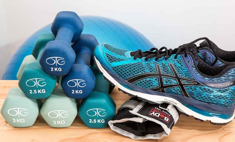 Kleine Kurzhanteln, daneben ein Turnschuh, dahinter ein Gymnastikball, Stichwort Muskelkraft erhalten.
(c) Pixabay.com