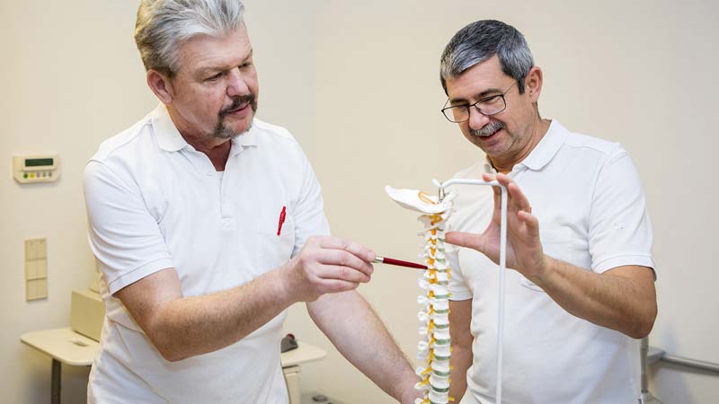 Rückengesundheit: Kein "Kreuz mit dem Kreuz" – leben in Balance 1 OA. Dr. Rudolf Keusch, Dr. Bernhard Dirr bei einer Besprechung mit einer nachgebauten Wirbelsäule, Stichwort Rückengesundheit.
(c) Franziskus Spital/ Felicitas Matern