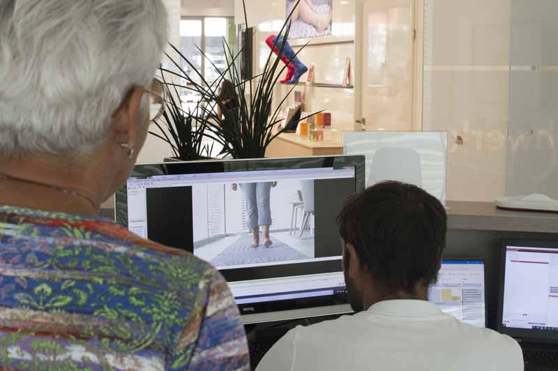 Ein Mann und eine Patienten vor einem Monitor bei einer Gangbildanalyse.
(c) maierhoferGmbH/ Lina Verdel
