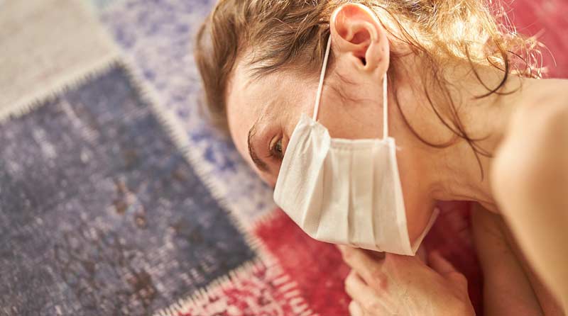 Der Kopf einer liegenden Frau mit Mund-Nasen-Schutzmaske, Stichwort schlechter Schlaf.
(c) Pixabay.com