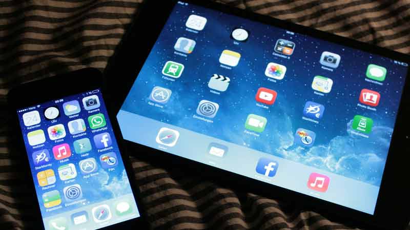 Sicherheitstipps – so schützen sie ihre Smartphones und Tablets 2 Ein Tablet und ein Handy mit zahlreichen Apps.
(c) Pixabay.com