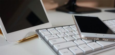 Ein Tablet und ein Smartphone, das auf einer Tastatur liegt. (c) Pixabay.com
