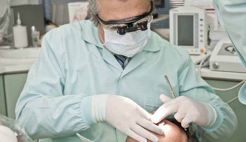 Ein Zahnarzt mit einem Patienten, Stichwort Zahnmedizin.
(c) Pixabay.com