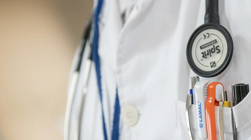 Frühe Diagnose rettet Leben. Schlüssel dazu: Daten + deren Nutzung. 1 Ausschnitt: die Brusttasche eines Arztkittels, in der Stifte stecken, sowie ein Stethoskop um die Schulter eines Arztes, Stichwort Diagnose.
(c) Pixabay.com