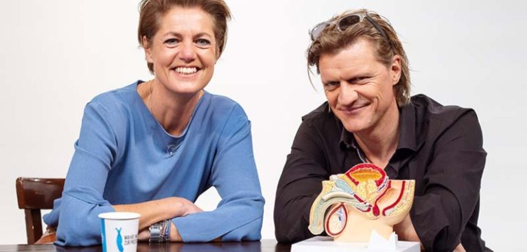 Martina Löwe und Gery Seidl an einem Tisch, auf dem ein Modell einer Prostata steht. (c) Stefan Diesner für Loose Tie/ Österreichische Krebshilfe