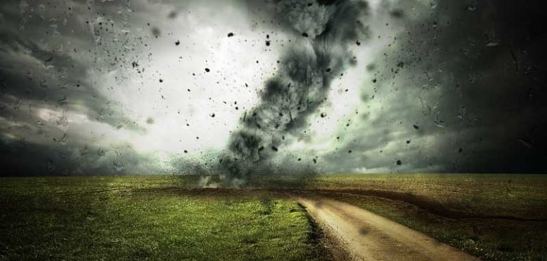 Ein Tornado, der über ein Feld fegt. (c) Pixabay.com